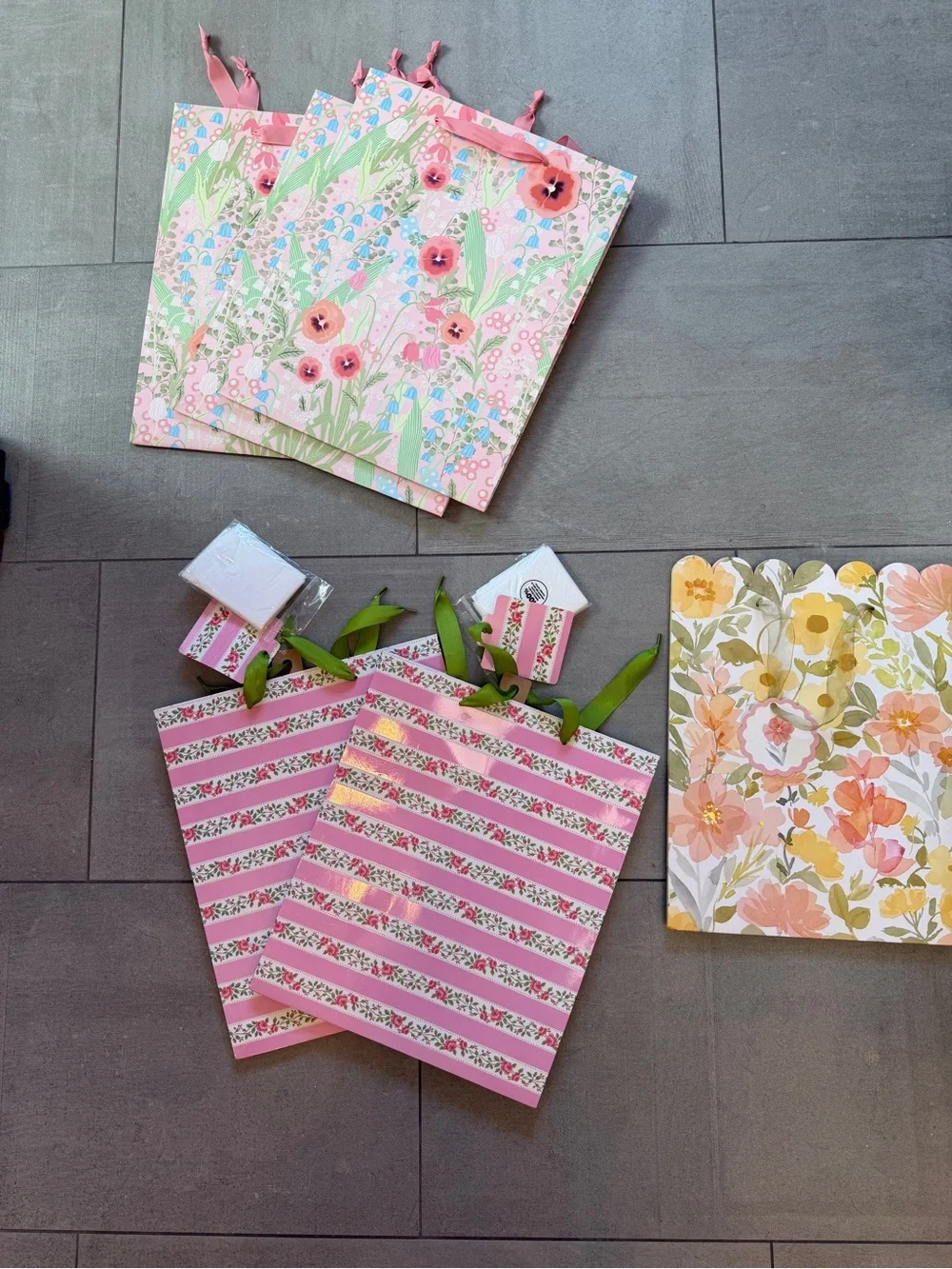 NWT Floral Gift Bags w Matching Tags - 6 total in colors & sizes shown 🌸🎁